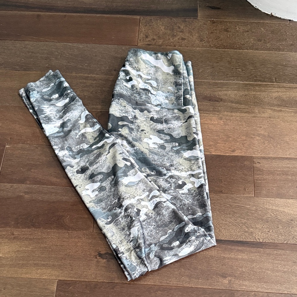 Onzie Women’s Gray Camouflage Leggings